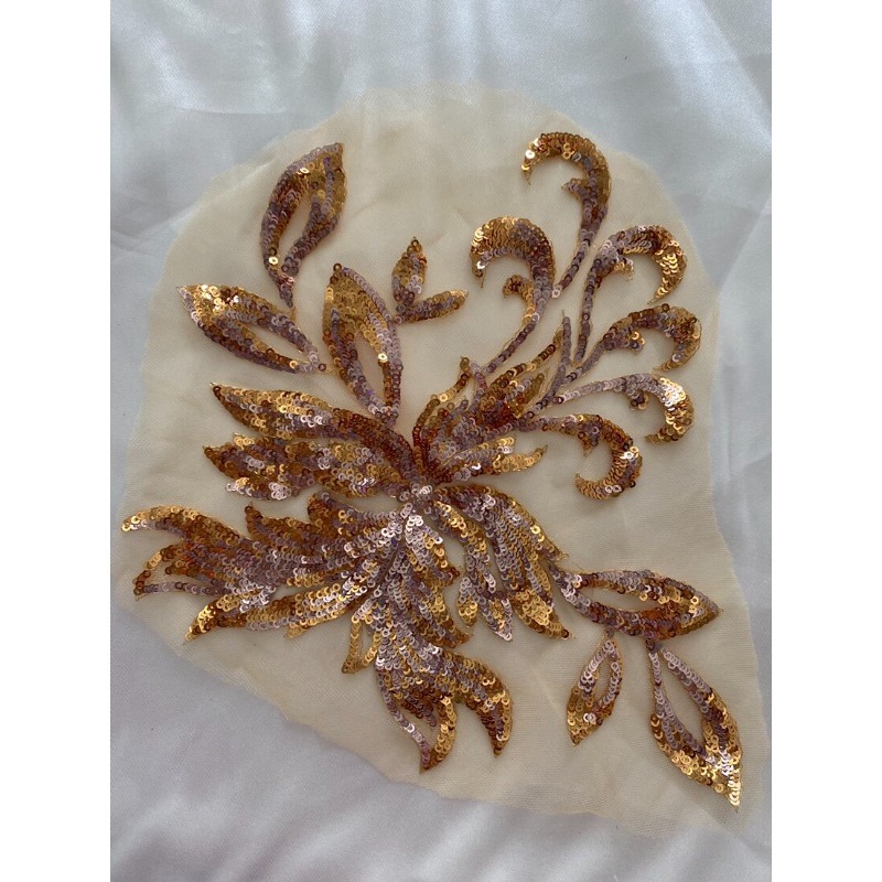 แผ่นปะติดลายลูกไม้ปักเลื่อมรูป - Embroidery Flower Pattern บทวิจารณ์และราคา